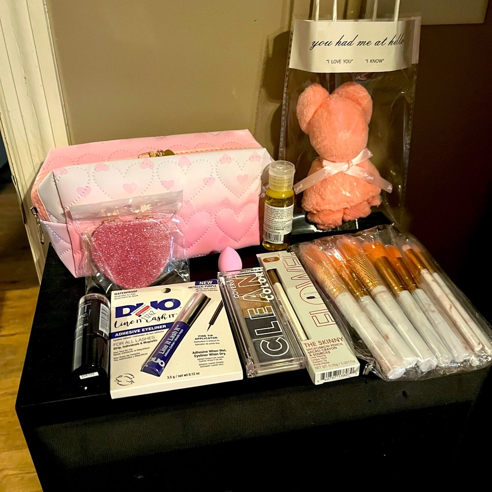 Heart bag with a bunch of goodies. Look at pictures that’s what you get.